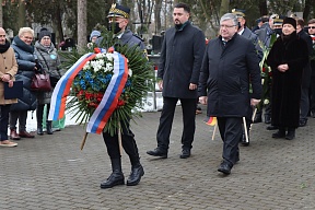 Церемония возложения венков и цветов к Памятнику советским воинам, погибшим при освобождении Кракова от немецко- фашистских захватчиков в январе 1945 г. на Раковицком кладбище Церемония возложения венков и цветов к Памятнику советским воинам, погибшим при освобождении Кракова от немецко- фашистских захватчиков в январе 1945 г. на Раковицком кладбище