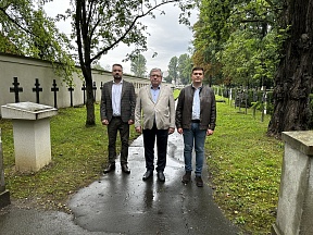 Возложение цветов на воинском кладбище №388 времен Первой мировой войны в День памяти российских воинов, погибших в Первой мировой войне 