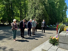 Церемония возложения венков и цветов на Раковицком кладбище к памятникам советским воинам по случаю 79-й годовщины Победы 