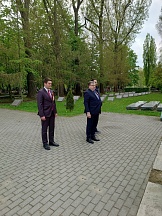 Церемония возложения цветов по случаю 77-й годовщины Победы советского народа в Великой Отечественной войне к памятникам советским воинам, павшим в боях с немецко-фашистским захватчиками, на Раковицком кладбище Церемония возложения цветов по случаю 77-й годовщины Победы советского народа в Великой Отечественной войне к памятникам советским воинам, павшим в боях с немецко-фашистским захватчиками, на Раковицком кладбище