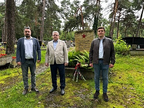 Церемония возложения цветов на местах захоронения советских военнопленных в краковских районах Скотники и Борек Фалецки в День памяти и скорби 