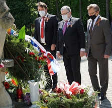 Церемония возложения венков по случаю 75-й годовщины Победы советского народа в Великой Отечественной войне Церемония возложения венков по случаю 75-й годовщины Победы советского народа в Великой Отечественной войне